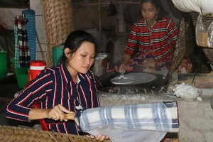 Làng bánh tráng 200 tuổi hốt bạc mùa Tết