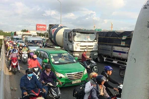 Kẹt xe nghiêm trọng khu vực phía Đông Sài Gòn