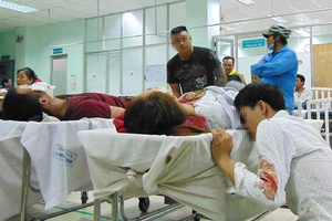 Chồng khóc nghẹn vì gây tai nạn cho vợ