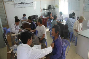 Hàng trăm người dân Cờ Đỏ được khám bệnh miễn phí