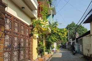 Dân nhà lầu ven sông bất ngờ bị di dời 