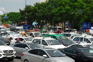 Sẽ cẩu các ô tô dừng đỗ gây kẹt xe Tân Sơn Nhất