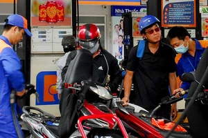 Bức xúc vì giá xăng A95 tăng ‘thần tốc’