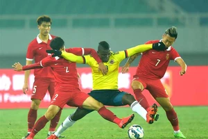 Nảy lửa ngay ngày khai mạc