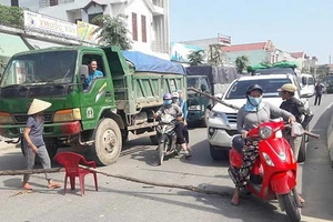 Xe tải gây bụi, dân rào đường phản đối