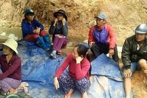 Dân dựng lều phản ánh vì đất sản xuất bị bồi lấp