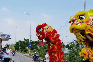 Tài xế thuê lân múa trước trạm BOT Sóc Trăng