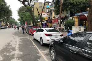 Mỗi tháng tốn 5 triệu đồng gửi xe: Chịu sao nổi?