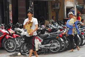 Dẹp bãi xe vỉa hè: Giải pháp nào?