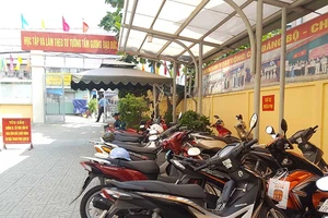 Ủy ban thu phí giữ xe theo kiểu ‘tùy tâm’