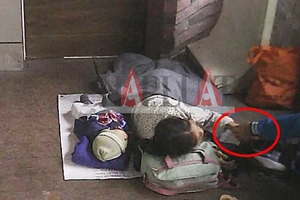 Ẵm con ăn xin, chơi ma túy ở khu phố Tây