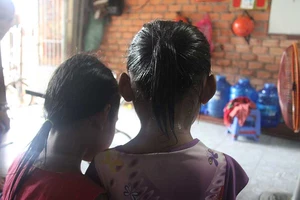 Vụ án cặp song sinh bị dâm ô đi vào ngõ cụt?