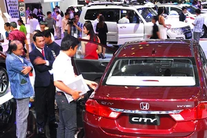 Ngừng xuất ô tô sang Việt Nam: Ai thiệt?