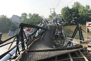 Thi công cả ngày lẫn đêm cầu tạm Long Kiển