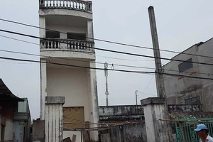 Phát hoảng với nhà vắng chủ chực chờ đổ sập