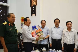 Lãnh đạo TP.HCM thăm các tướng lĩnh quân đội