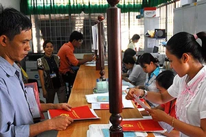 Vì sao vẫn chưa bỏ được sổ hộ khẩu?