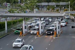 ‘Bộ GTVT cần ngưng thu phí vào sân bay ngay!’