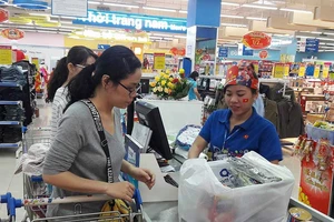 Dồn dập giảm giá, tung hàng mới dịp Tết