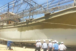 Chủ tàu vỏ thép than trời vì máy hỏng giữa biển