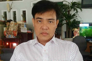 Bị khởi tố, chi cục phó QLTT vẫn xin đi làm