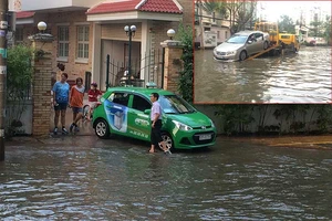 Dân biệt thự khóc ròng vì phải ‘bơi’ trên đường