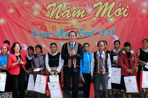 Chủ tịch nước thăm, làm việc, chúc Tết tại Kon Tum