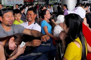 Sân bay Tân Sơn Nhất đông nghịt khách về Tết