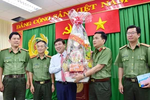 Chủ tịch TPHCM Nguyễn Thành Phong chúc Tết nhiều đơn vị