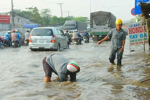 Quốc lộ 1 ngập sâu vì… khu đất trống