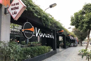 Bãi đỗ xe bị ‘xẻ thịt’ thành nhà hàng, quán nhậu