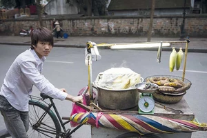 Những người đi qua phố