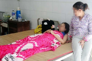 Phụ huynh đánh cô giáo gãy mũi rồi bỏ trốn