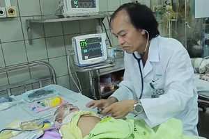 Người thầy blouse trắng dạy trò khám bệnh bằng tai