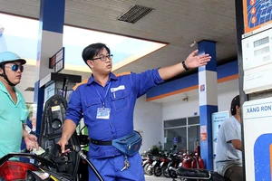 Tăng thuế xăng thêm 1.000 đồng/lít: Dân lãnh đủ