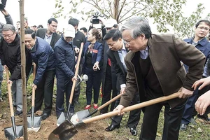 Ông Trần Quốc Vượng dự lễ phát động trồng cây xanh