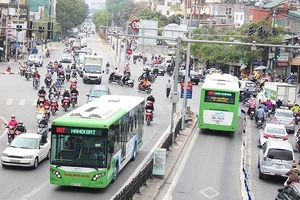 Hà Nội: Có thể cho ô tô, xe máy đi vào đường buýt nhanh