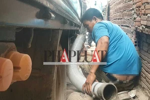 Kinh hãi: Phân hầm cầu xả thẳng ra kênh