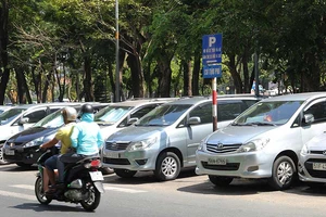 Phí giữ ô tô tăng làm lợi cho ai?