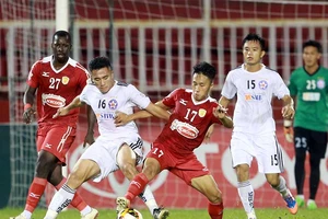 Cầu thủ U-23 chơi V-League: Con dao 2 lưỡi!