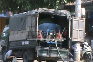 Xe rút hầm cầu giả dạng xe tải