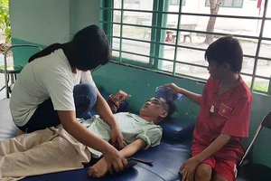 2 đứa trẻ vào viện ở hẳn để chăm anh