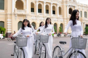 ‘Binh chủng’ áo dài: Hở một cách kín đáo