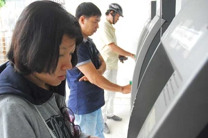 Hoa mắt với ‘rừng’ phí dịch vụ ngân hàng