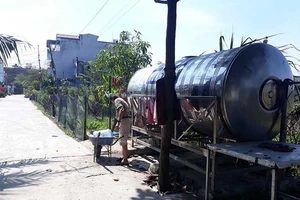 Cả xóm chia nhau một bồn nước sạch