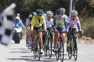 Lung lay ngôi vị áo vàng