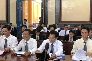 Luật sư đang ngồi tòa bị xóa tên, tính sao?