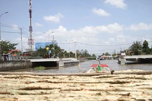 Xây cầu làm nghẽn ‘thủy lộ’ của dân