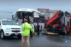 Tranh cãi vụ xe cứu hỏa đi ngược chiều cao tốc