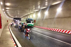 Lắp dải phân cách để ngăn xe máy vào hầm chui An Sương